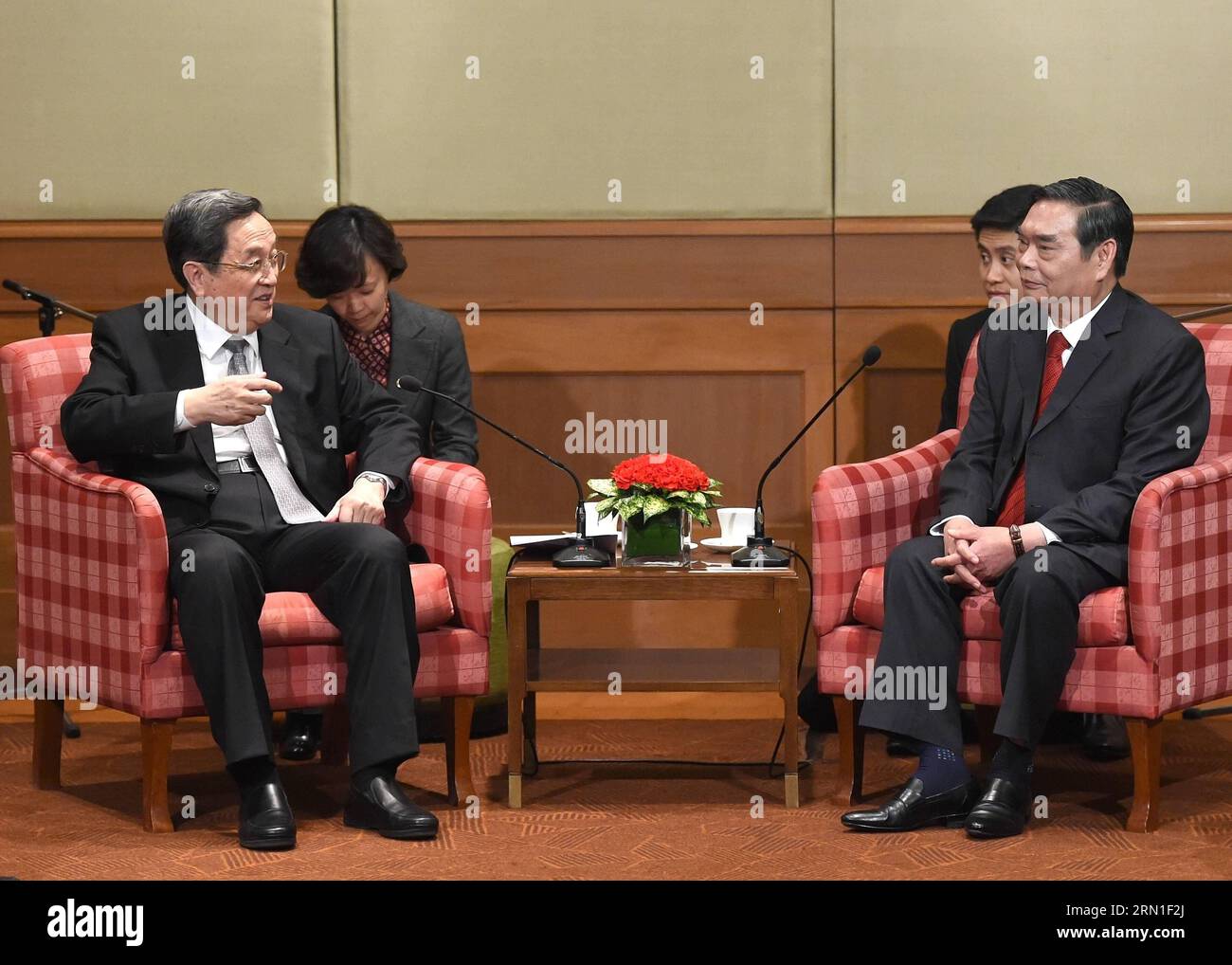 (141225) -- HANOI, Dec. 25, 2014 -- Yu Zhengsheng (L), a member of the Standing Committee of the Political Bureau of the Communist Party of China (CPC) Central Committee and chairman of the National Committee of the Chinese People s Political Consultative Conference (CPPCC), meets with Le Hong Anh, a Politburo member and standing secretary of the Secretariat of the Communist Party of Vietnam (CPV) Central Committee, in Hanoi, Vietnam, Dec. 25, 2014. ) (zkr) VIETNAM-YU ZHENGSHENG-LE HONG ANH-MEETING LiuxJiansheng PUBLICATIONxNOTxINxCHN   Hanoi DEC 25 2014 Yu Zheng Sheng l a member of The thing Stock Photo