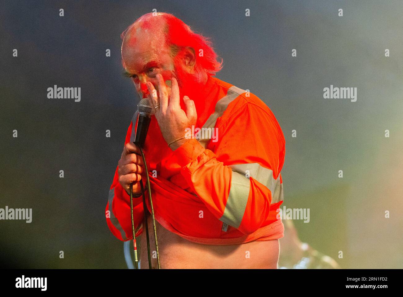 Tim Harrington of Les Savy Fav on the Walled Garden Stage at Green Man Festival in Wales, UK, August 2023. Photo: Rob Watkins Stock Photo