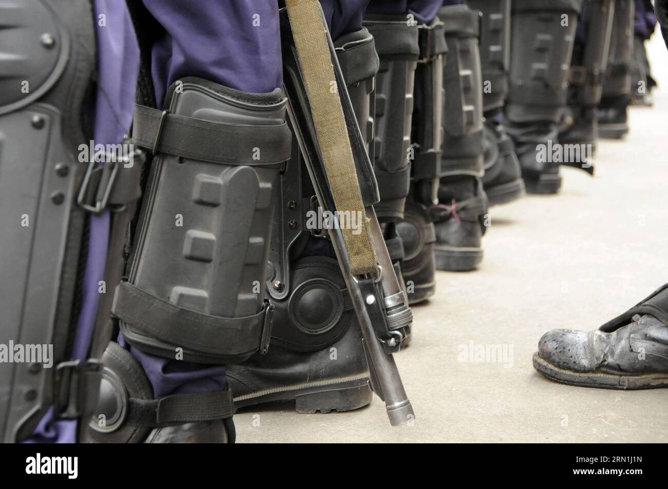 (150104) -- DHAKA, Jan. 4, 2015 -- Bangladeshi policemen stand guard in front of the Bangladesh Nationalist Party (BNP) office in Dhaka, Bangladesh, Jan. 4, 2015. Bangladesh s former prime minister Khaleda Zia, also chairperson of BNP, has remained cordoned off inside her office in capital Dhaka s Gushan diplomatic enclave since Saturday night. Police have also locked down the BNP s headquarters after searching it. )(zhf) BANGLADESH-DHAKA-EX-PM-OFFICE-CORDON OFF SharifulxIslam PUBLICATIONxNOTxINxCHN   Dhaka Jan 4 2015 Bangladeshi Policemen stand Guard in Front of The Bangladesh Nationalist Par Stock Photo