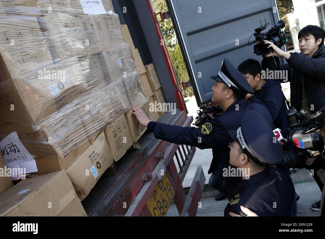(150104) -- SHANGHAI, Jan. 4, 2015 -- Staff members of Shanghai food and drug administration check Husi s unqualified food before the innocuous treatment in Shanghai, east China, Jan. 4, 2015. A total of 521.21 tons of unqualified food Husi recalled were safely disposed after the last 1415 boxes were disposed on Sunday. Shanghai Husi Food Co., Ltd, a meat supplier for mainly McDonald and KFC, was investigated in July of 2014 for supplying stale meat to McDonald and KFC outlets. ) (wyl) CHINA-SHANGHAI-HUSI FOOD-SAFELY DISPOSE (CN) PeixXin PUBLICATIONxNOTxINxCHN   Shanghai Jan 4 2015 Staff Membe Stock Photo