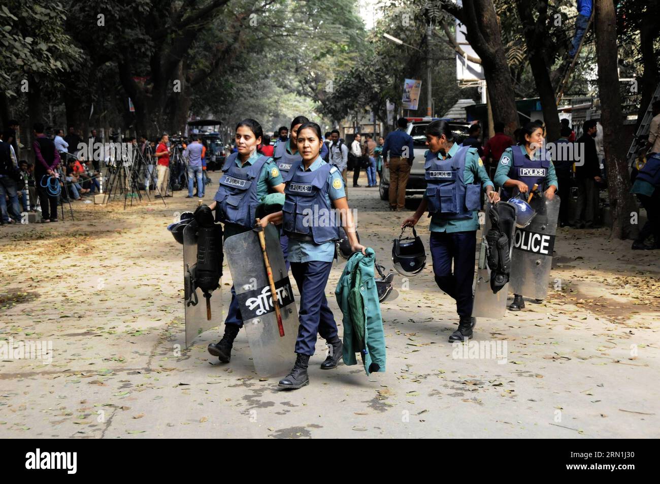 (150104) -- DHAKA, Jan. 4, 2015 -- Bangladeshi policewomen stand guard near the residence of former Prime Minister Khaleda Zia in Dhaka, Bangladesh, Jan. 4, 2015. Bangladesh s former prime minister Khaleda Zia, also chairperson of BNP, has remained cordoned off inside her office in capital Dhaka s Gushan diplomatic enclave since Saturday night. Police have also locked down the BNP s headquarters after searching it. )(zhf) BANGLADESH-DHAKA-EX-PM-OFFICE-CORDON OFF SharifulxIslam PUBLICATIONxNOTxINxCHN   Dhaka Jan 4 2015 Bangladeshi police women stand Guard Near The Residence of Former Prime Mini Stock Photo