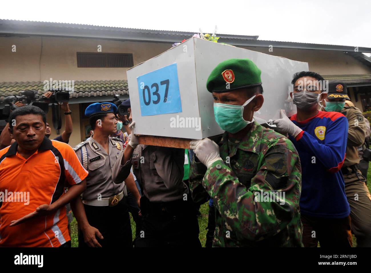 AKTUELLES ZEITGESCHEHEN Absturz von AirAsia-Flug QZ8501 - Transport von Leichen nach Pangkalan Bun (150105) -- PANGKALAN BUN, Jan. 5. 2015 -- Indonesian military personnel and volunteers carry a coffin containing the body of a victim of AirAsia flight QZ8501 to an ambulance in Pangkalan Bun, Indonesia. Jan. 5, 2015. Three bodies of AirAsia crash victims were delivered to Indonesia s AirAsia search center by a helicopter operated by Indonesian National Search and Rescue agency (BASARNAS) on Monday, making the number of bodies sent to the evacuation command post reached 37. ) INDONESIA-PANGKALAN Stock Photo