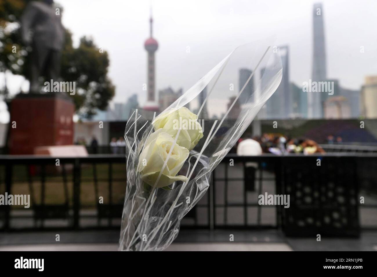 AKTUELLES ZEITGESCHEHEN Gedenken an die Opfer der Massenpanik in Shanghai (150106) -- SHANGHAI, Jan. 6, 2015 -- Flowers are presented to mourn for stampede victims at the Bund in Shanghai, east China, Jan. 6, 2015, seven days after the tragedy. ) (wyo) CHINA-SHANGHAI-STAMPEDE-MOURNING (CN) DingxTing PUBLICATIONxNOTxINxCHN   News Current events Remembrance to the Victims the Mass panic in Shanghai  Shanghai Jan 6 2015 Flowers are presented to Morne for Stampede Victims AT The Confederation in Shanghai East China Jan 6 2015 Seven Days After The Tragedy  China Shanghai Stampede Mourning CN  PUBLI Stock Photo