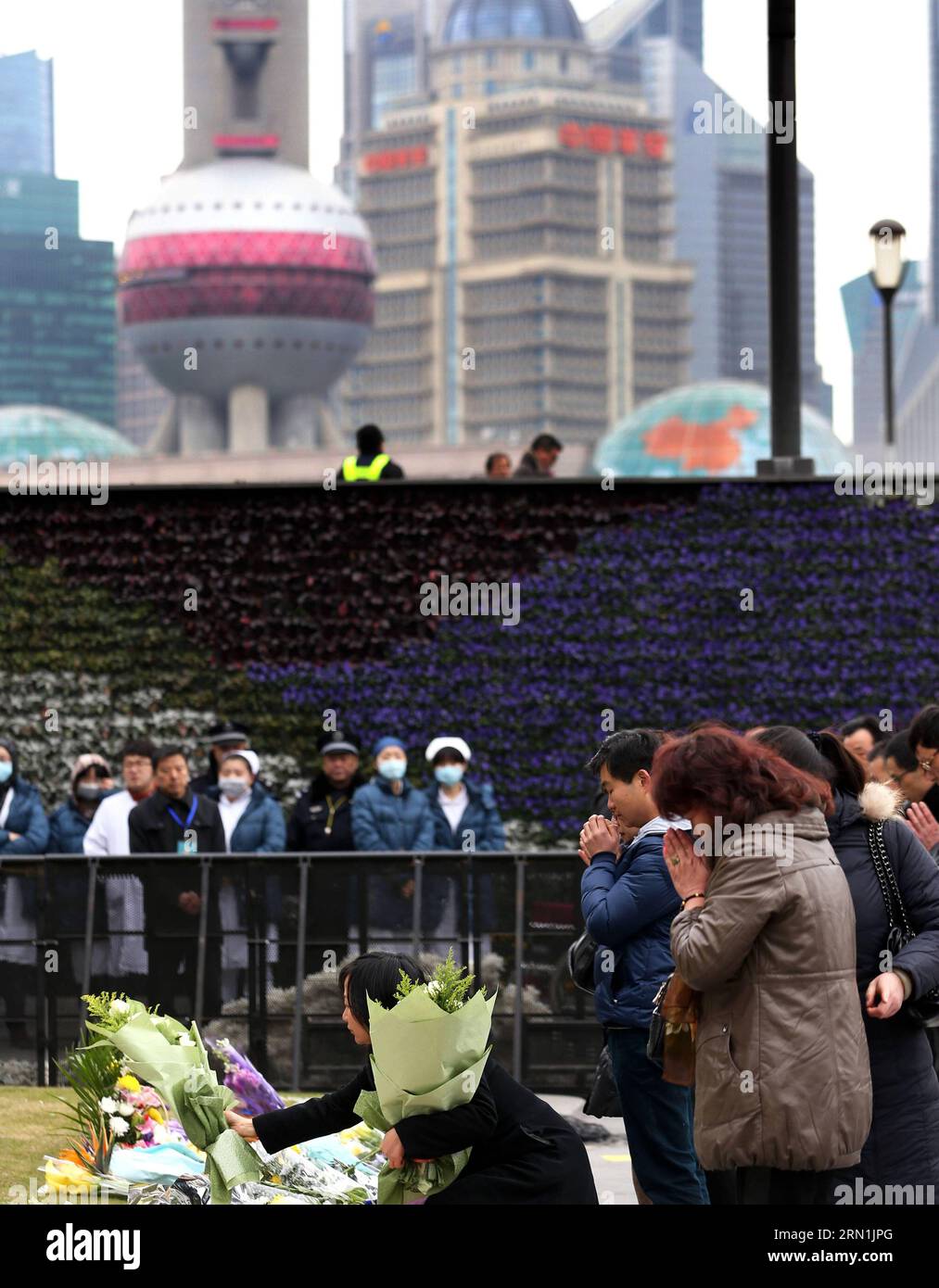 AKTUELLES ZEITGESCHEHEN Gedenken an die Opfer der Massenpanik in Shanghai (150106) -- SHANGHAI, Jan. 6, 2015 -- Citizens mourn for stampede victims at the Bund in Shanghai, east China, Jan. 6, 2015, seven days after the tragedy. ) (wyo) CHINA-SHANGHAI-STAMPEDE-MOURNING (CN) DingxTing PUBLICATIONxNOTxINxCHN   News Current events Remembrance to the Victims the Mass panic in Shanghai  Shanghai Jan 6 2015 Citizens Morne for Stampede Victims AT The Confederation in Shanghai East China Jan 6 2015 Seven Days After The Tragedy  China Shanghai Stampede Mourning CN  PUBLICATIONxNOTxINxCHN Stock Photo