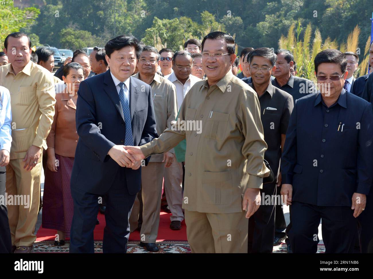 (150112) -- KOH KONG, Jan. 12, 2015 -- Cambodian Prime Minister Hun Sen (R, front) shakes hands with Chairman of the China Huadian Corp Li Qingkui (L, front) in Koh Kong province, Cambodia, Jan. 12, 2015. A Chinese-constructed 338-megawatt Russei Chrum Krom River hydroelectric dam, Cambodia s largest hydropower station so far, commenced operation on Monday after it had been constructed for nearly five years. ) CAMBODIA-KOH KONG-HYDROPOWER DAM-CHINA Sovannara PUBLICATIONxNOTxINxCHN   Koh Kong Jan 12 2015 Cambodian Prime Ministers HUN Sen r Front Shakes Hands With Chairman of The China Huadian C Stock Photo