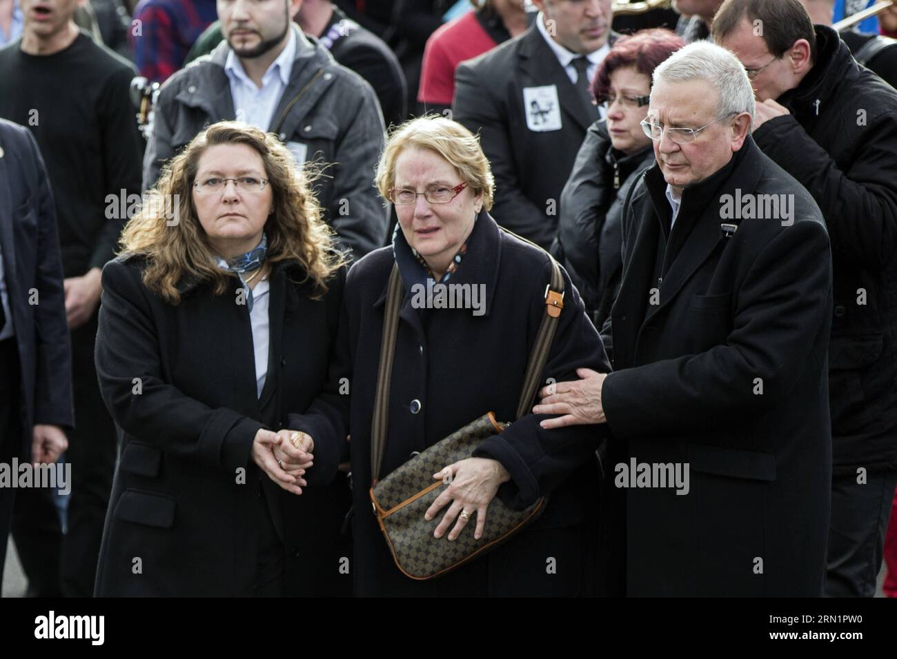 AKTUELLES ZEITGESCHEHEN Trauerfeier für Charlie Hebdo Chef Stephane Charbonnier (150116) -- PARIS, Jan. 16, 2015 -- People attend the funeral of slain Charlie Hebdo editor-in-chief Stephane Charbonnier (who publishes under the pen name Charb) in Pontoise, outside Paris, Jan. 16, 2015. ) FRANCE-PONTOISE-CHARB-FUNERAL JosexRodriguez PUBLICATIONxNOTxINxCHN   News Current events Mourning ceremony for Charlie Hebdo Boss Stephane Charbonnier  Paris Jan 16 2015 Celebrities attend The Funeral of Slain Charlie Hebdo Editor in Chief Stephane Charbonnier Who  Under The Pen Name Charbs in Pontoise outside Stock Photo
