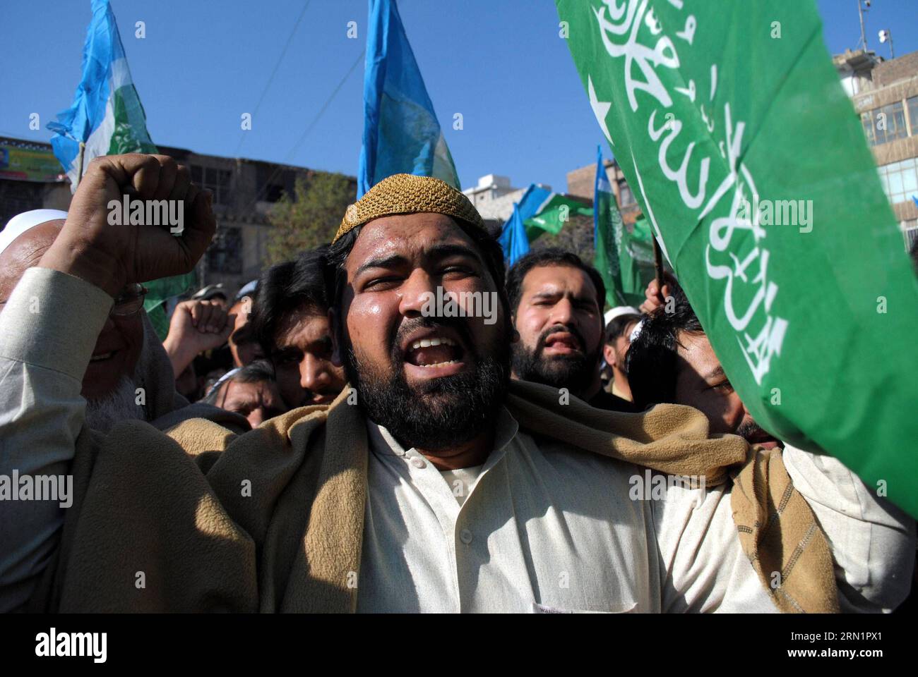 AKTUELLES ZEITGESCHEHEN Demonstration gegen Charlie Hebdo Mohammed Karikaturen in Pakistan (150116) -- PESHAWAR, Jan. 16, 2015 -- Pakistani people shout slogans against the printing of satirical sketches of the Prophet Muhammad by French magazine Charlie Hebdo during a protest in northwest Pakistan s Peshawar, Jan. 16, 2015. Religious parties across Pakistan are protesting against blasphemous caricatures published by French weekly magazine Charlie Hebdo. ) PAKISTAN-PESHAWAR-PROTEST-CHARLIE HEBDO UmarxQayyum PUBLICATIONxNOTxINxCHN   News Current events Demonstration against Charlie Hebdo Mohamm Stock Photo