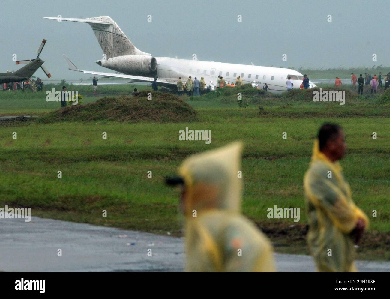 AKTUELLES ZEITGESCHEHEN Philippinen - Maschine aus Papst-Konvoi rutscht von Landebahn (150117) -- LEYTE PROVINCE, Jan. 17, 2015 -- A private jetliner lies on the ground after skidding off the wet runway due to rains brought by tropical storm Mekkhala at the Daniel Romualdez Airport in Leyte Province, the Philippines, Jan. 17, 2015. ) (zjy) PHILIPPINES-LEYTE PROVINCE-PLANE-OVERSHOOT Stringer PUBLICATIONxNOTxINxCHN   News Current events Philippines Machine out Pope Convoy slips from Runway  Leyte Province Jan 17 2015 a Private  Lies ON The Ground After skidding off The Wet Runway Due to Rains BR Stock Photo
