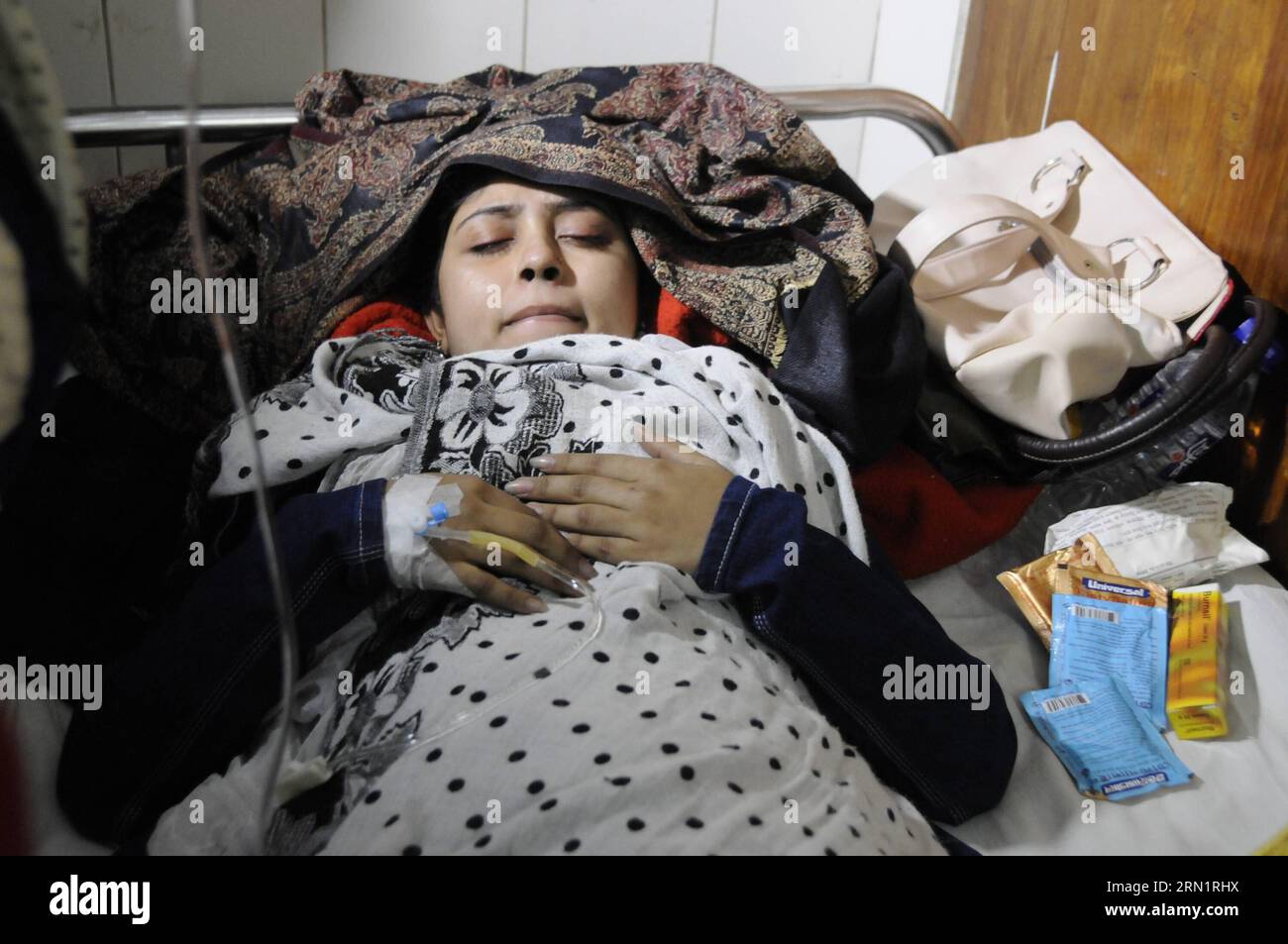 (150118) -- DHAKA, Jan. 18, 2015 -- An injured woman receives treatment ...