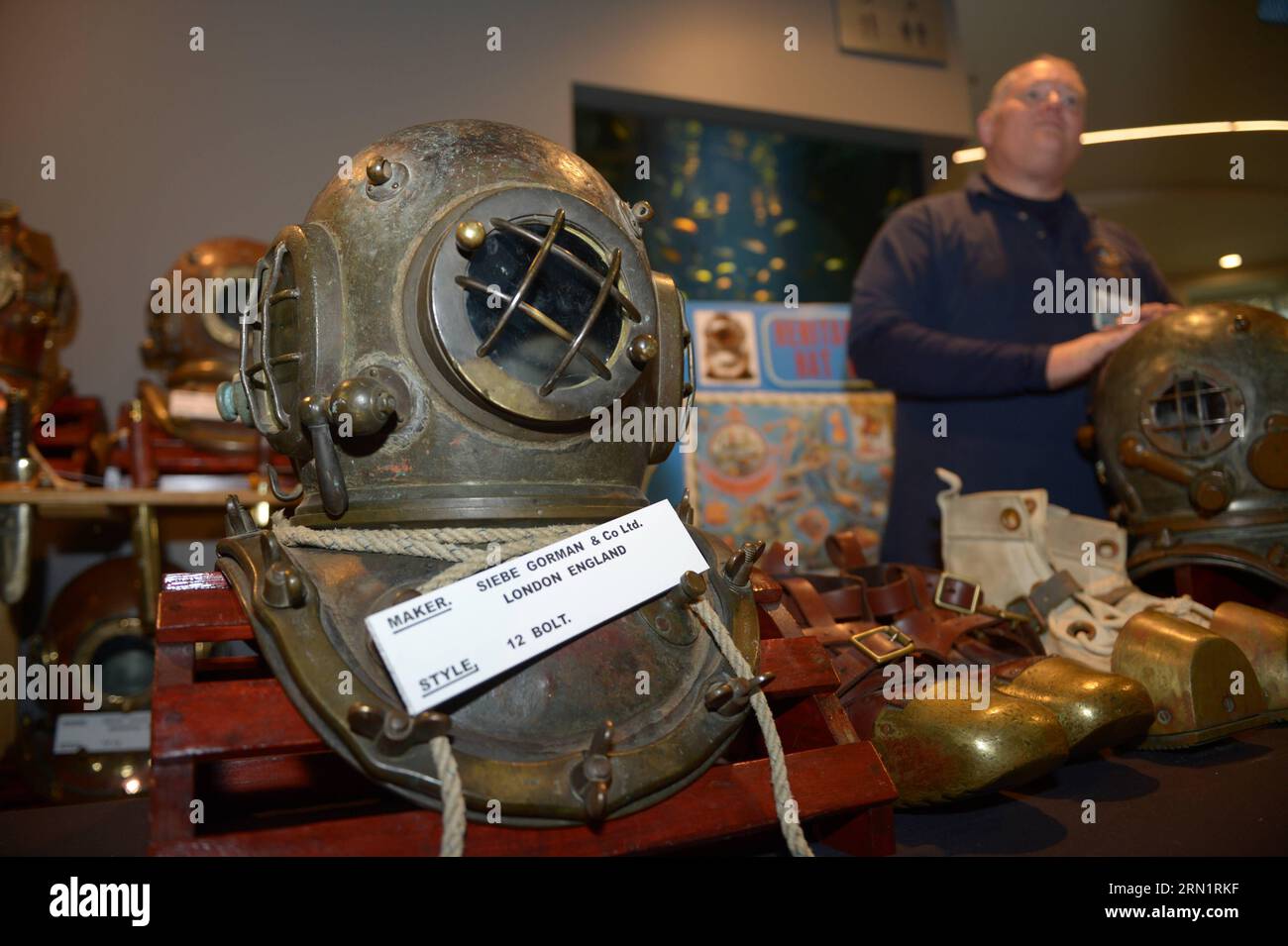 Hard hat diving hi-res stock photography and images - Alamy