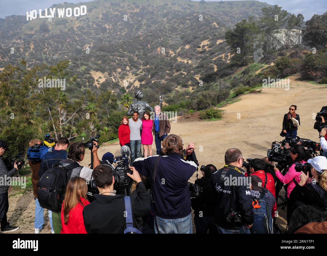 LOS ANGELES, Jan. 20, 2015 -- (L-R) Screen Actors Guild (SAG) Awards executive producer Kathy Connell, actors Jason George, Julie Lake and SAG Awards Vice Chair Daryl Anderson pose for photos next to a Screen Actors Guild statue in front of the Hollywood sign in Los Angeles, the United States, Jan. 20, 2015. The SAG awards will be presented on Jan. 25. ) U.S.-LOS ANGELES-SAG-STATUE ZhangxChaoqun PUBLICATIONxNOTxINxCHN   Los Angeles Jan 20 2015 l r Screen Actors Guild sag Awards Executive Producer Kathy Connell Actors Jason George Julie Lake and sag Awards Vice Chair Daryl Anderson said Pose fo Stock Photo