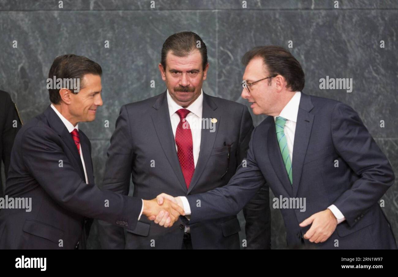 MEXICO CITY, Jan. 21, 2015 -- Image provided by shows Mexican President Enrique Pena Nieto (L) shaking hands with Finance Secretary Luis Videgaray during the presentation of the 2015 National Housing Policy in Mexico City, capital of Mexico, on Jan. 21, 2015. Pena Nieto on Wednesday presented a series of measures to build 500,000 houses benefiting 6 million people nationwide. ) (fnc) (lmz) MEXICO-MEXICO CITY-POLITICS-PENA NIETO MEXICO SxPRESIDENCY PUBLICATIONxNOTxINxCHN   Mexico City Jan 21 2015 Image provided by Shows MEXICAN President Enrique Pena Nieto l Shaking Hands With Finance Secretary Stock Photo