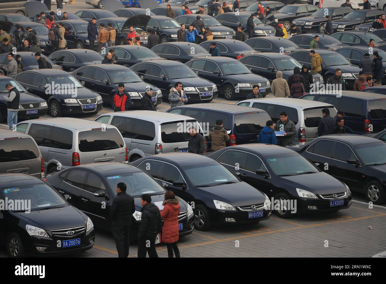 (150123) -- BEIJING, Jan. 23, 2015 -- People view the cars to be auctioned at the Yayuncun Automobile Trader Market in Beijing, capital of China, Jan. 23, 2015. The central government has impounded 3,184 official vehicles and plans to auction the first 300 before the Spring Festival, said the National Government Offices Administration (NGOA) on Jan. 16. ) (wyo) CHINA-BEIJING-GOVERNMENT CARS-AUCTION (CN) XingxGuangli PUBLICATIONxNOTxINxCHN   Beijing Jan 23 2015 Celebrities View The Cars to Be auctioned AT The  Automobiles Trader Market in Beijing Capital of China Jan 23 2015 The Central Governm Stock Photo