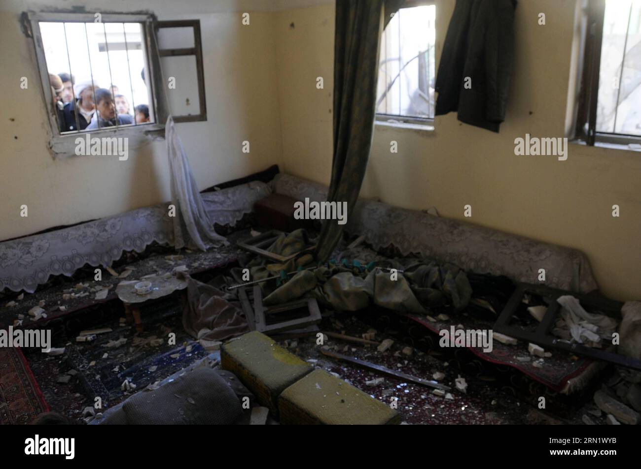 (150123) -- SANAA, Jan. 23, 2015 -- Yemeni people look into the house of a Houthi leader after two explosive devices went off outside the house in Sanaa, Yemen, on Jan. 23, 2015. Yemen s president and prime minister Thursday night submitted resignations amid standoff with the Shiite Houthi group controlling the capital. ) YEMEN-SANAA-EXPLOSION HanixAli PUBLICATIONxNOTxINxCHN   Sanaa Jan 23 2015 Yemeni Celebrities Look into The House of a Houthi Leader After Two Explosive Devices Went off outside The House in Sanaa Yemen ON Jan 23 2015 Yemen S President and Prime Ministers Thursday Night submit Stock Photo