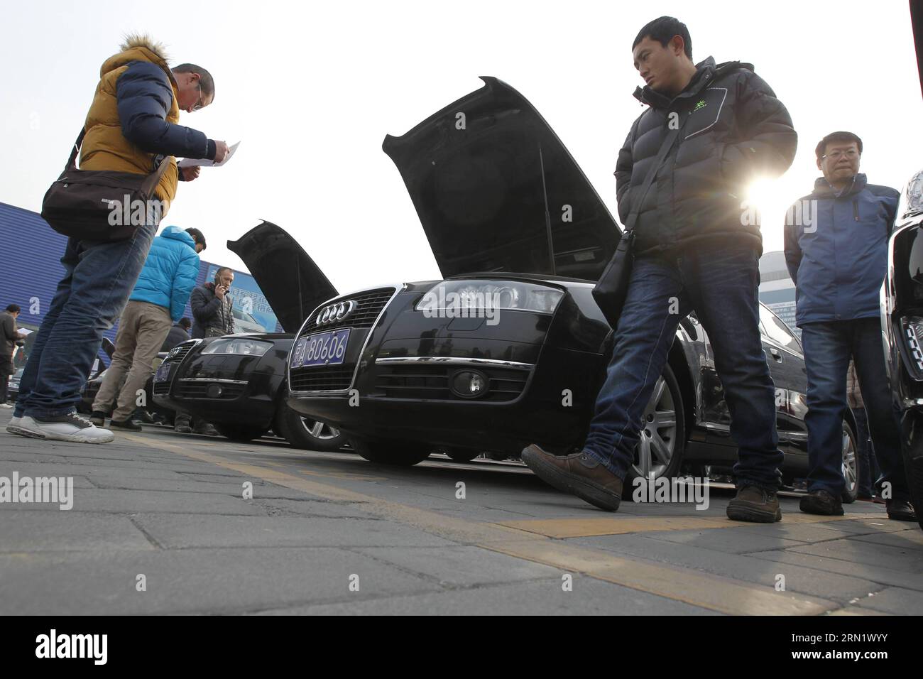 (150123) -- BEIJING, Jan. 23, 2015 -- People view the cars to be auctioned at the Yayuncun Automobile Trader Market in Beijing, capital of China, Jan. 23, 2015. The central government has impounded 3,184 official vehicles and plans to auction the first 300 before the Spring Festival, said the National Government Offices Administration (NGOA) on Jan. 16. ) (wyo) CHINA-BEIJING-GOVERNMENT CARS-AUCTION (CN) XingxGuangli PUBLICATIONxNOTxINxCHN   Beijing Jan 23 2015 Celebrities View The Cars to Be auctioned AT The  Automobiles Trader Market in Beijing Capital of China Jan 23 2015 The Central Governm Stock Photo