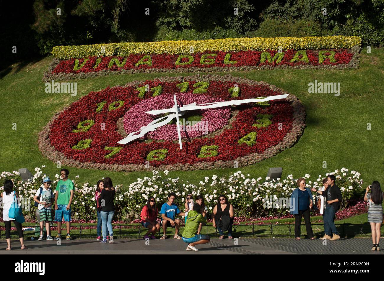 Image taken on Jan. 26, 2015 shows the tourists taking pictures in front of the Flower Clock near the beach of Caleta Abarca, in the central zone of Vina del Mar, Chile. Vina del Mar, traditionally known as Garden City is a Chilean city that belongs to the province and region of Valparaiso, and it is featured by its resorts, malls, hotels and different entertainment places, which consolidates it as one of the touristic capitals of the country.) (rtg) CHILE-VINA DEL MAR-TOURISM JORGExVILLEGAS PUBLICATIONxNOTxINxCHN   Image Taken ON Jan 26 2015 Shows The tourists Taking Pictures in Front of The Stock Photo