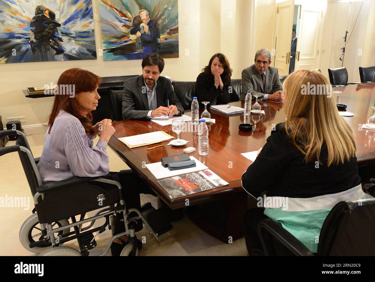 (150128) -- BUENOS AIRES, Jan. 27, 2015 -- Argentina s President Cristina Fernandez de Kirchner (L) and the Secretary of Presidency Anibal Fernandez (R, back) attend a meeting with members of Memoria Activa civil asociation at Presidential Residency of Olivos in Buenos Aires, Argentina, on Jan. 27, 2015. Presidency/TELAM) (rhj) (lmz) ARGETINA-BUENOS AIRES-POLITICS-FERNANDEZ e TELAM PUBLICATIONxNOTxINxCHN   Buenos Aires Jan 27 2015 Argentina S President Cristina Fernandez de Kirchner l and The Secretary of Presidency Anibal Fernandez r Back attend a Meeting With Members of MEMORIA activa Civil Stock Photo