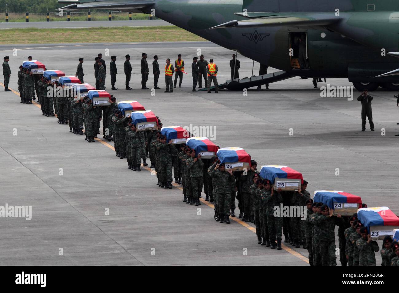 (150129) -- PASAY CITY, Jan. 29, 2015 -- Members of the Philippine National Police Special Action Force (PNP-SAF) carry the caskets of their fallen comrades at the Villamor Air Base in Pasay City, the Philippines, Jan. 29, 2015. Forty-four members of the PNP-SAF were killed allegedly by Moro Islamic Liberation Front and Bangsamoro Islamic Freedom Fighters members on Jan. 25 in Mamasapano, Maguindanao. ) PHILIPPINES-PASAY CITY-POLICE RouellexUmali PUBLICATIONxNOTxINxCHN   Pasay City Jan 29 2015 Members of The Philippine National Police Special Action Force PNP SAF Carry The casket of their Fall Stock Photo
