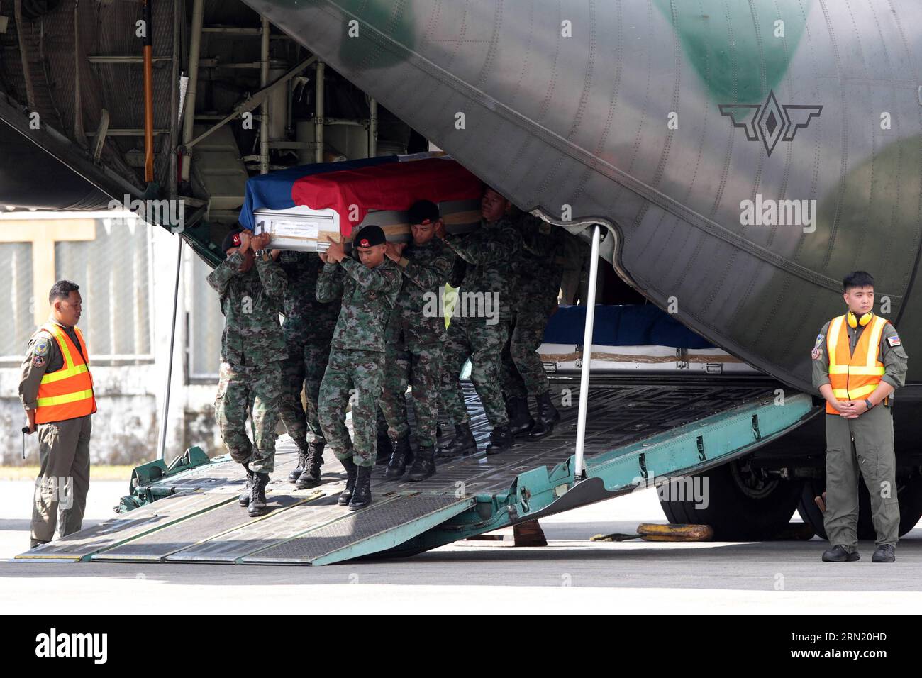 (150129) -- PASAY CITY, Jan. 29, 2015 -- Members of the Philippine National Police Special Action Force (PNP-SAF) carry the casket of their fallen comrades at the Villamor Air Base in Pasay City, the Philippines, Jan. 29, 2015. Forty-four members of the PNP-SAF were killed allegedly by Moro Islamic Liberation Front and Bangsamoro Islamic Freedom Fighters members on Jan. 25 in Mamasapano, Maguindanao. ) PHILIPPINES-PASAY CITY-POLICE RouellexUmali PUBLICATIONxNOTxINxCHN   Pasay City Jan 29 2015 Members of The Philippine National Police Special Action Force PNP SAF Carry The casket of their Fall Stock Photo