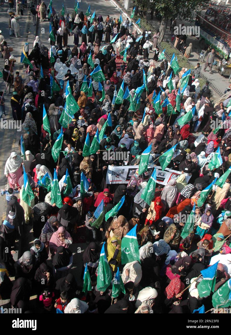 (150205) -- LAHORE, Feb. 5, 2015 -- Demonstrators attend the Kashmir Solidarity Day rally in eastern Pakistan s Lahore, Feb. 5, 2015. Pakistani Prime Minister Nawaz Sharif said on Thursday his country seeks meaningful and result oriented dialogue with India for the resolution of outstanding issues. However the agenda of Pakistan-India dialogue will remain inconclusive without inclusion of Kashmir dispute, he told legislators in Muzaffarabad, the capital of Pakistan-administered Kashmir. ) PAKISTAN-LAHORE-KASHMIR-SOLIDARITY DAY Sajjad PUBLICATIONxNOTxINxCHN   Lahore Feb 5 2015 demonstrator atte Stock Photo