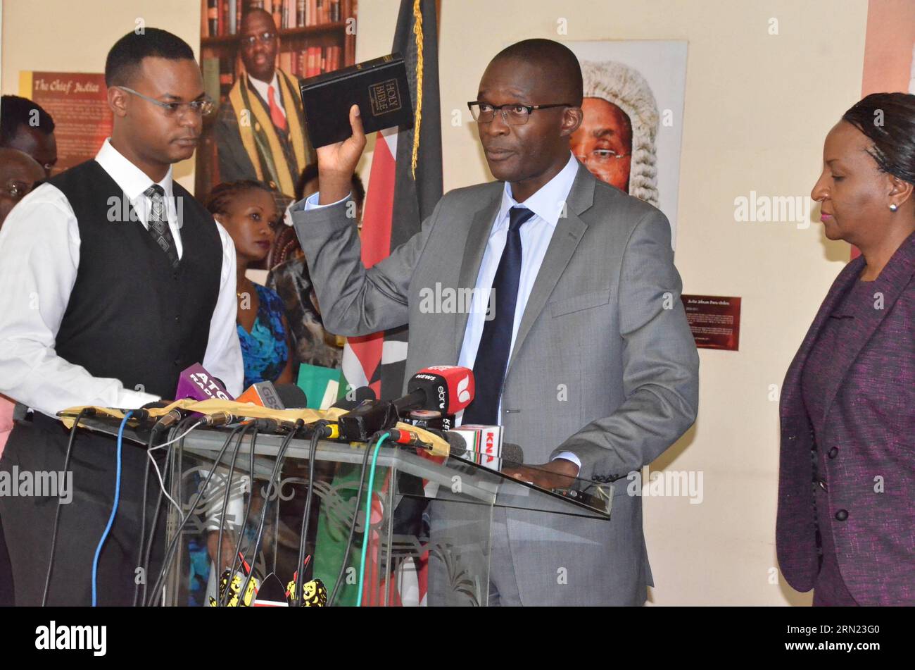 (150204) -- NAIROBI, Feb. 4, 2015 -- Ezra Chiloba Simiyu (C), the newly-elected Chief Executive Officer of the Independent Electoral and Boundaries Commission (IEBC) takes his oath of office during the inauguration ceremony at Kenya s Supreme Court in Nairobi, capital of Kenya, Feb. 3, 2015. Ezra Chiloba Simiyu on Tuesday vowed to ensure efficiency and transparency at the electoral body of Kenya. ) KENYA-NAIROBI-IEBC-NEW CHIEF EXECUTIVE OFFICER-INAUGURATION FredxMutune PUBLICATIONxNOTxINxCHN   Nairobi Feb 4 2015 Ezra  Simiyu C The newly Elected Chief Executive Officer of The Independent Electo Stock Photo