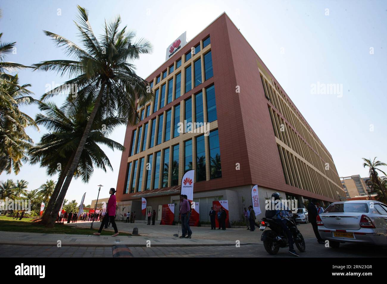 (150205) -- BENGALURU, Feb. 5, 2015 -- People walk outside Huawei s new research and development center in Bengaluru, India, Feb. 5, 2015. Chinese multinational networking and telecommunications equipment and services company Huawei on Thursday launched its new research and development center in Bengaluru. With an investment of 170 million U.S. dollars and an area of 20 acres, it is the largest research and development center of Huawei outside China. )(azp) INDIA-BENGALURU-CHINA-ICT-HUAWEI ZhengxHuansong PUBLICATIONxNOTxINxCHN   Feb 5 2015 Celebrities Walk outside Huawei S New Research and Dev Stock Photo