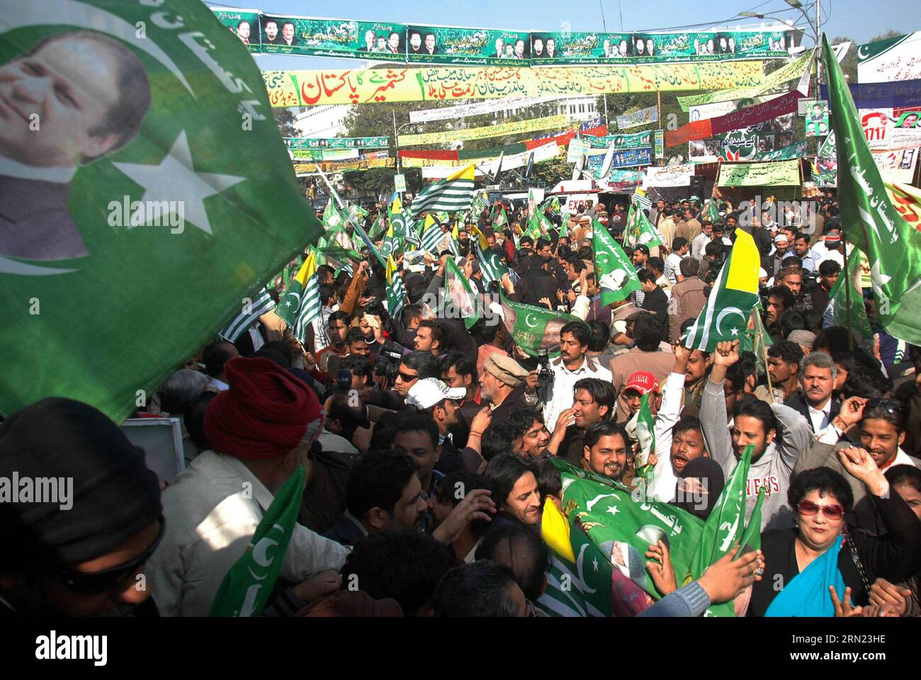 (150205) -- LAHORE, Feb. 5, 2015 -- Demonstrators attend the Kashmir Solidarity Day rally in eastern Pakistan s Lahore, Feb. 5, 2015. Pakistani Prime Minister Nawaz Sharif said on Thursday his country seeks meaningful and result oriented dialogue with India for the resolution of outstanding issues. However the agenda of Pakistan-India dialogue will remain inconclusive without inclusion of Kashmir dispute, he told legislators in Muzaffarabad, the capital of Pakistan-administered Kashmir. ) PAKISTAN-LAHORE-KASHMIR-SOLIDARITY DAY Sajjad PUBLICATIONxNOTxINxCHN   Lahore Feb 5 2015 demonstrator atte Stock Photo