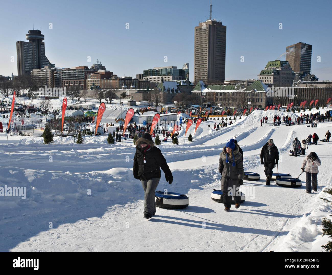 (150207) -- QUEBEC CITY, Feb. 7, 2015 -- People enjoy themselves during the Quebec Winter Carnival in Quebec City, Quebec of Canada, Feb. 7, 2015. ) CANADA-QUEBEC-QUEBEC-CITY-WINTER-CARNIVAL AndrewxSoong PUBLICATIONxNOTxINxCHN   Quebec City Feb 7 2015 Celebrities Enjoy themselves during The Quebec Winter Carnival in Quebec City Quebec of Canada Feb 7 2015 Canada Quebec Quebec City Winter Carnival  PUBLICATIONxNOTxINxCHN Stock Photo
