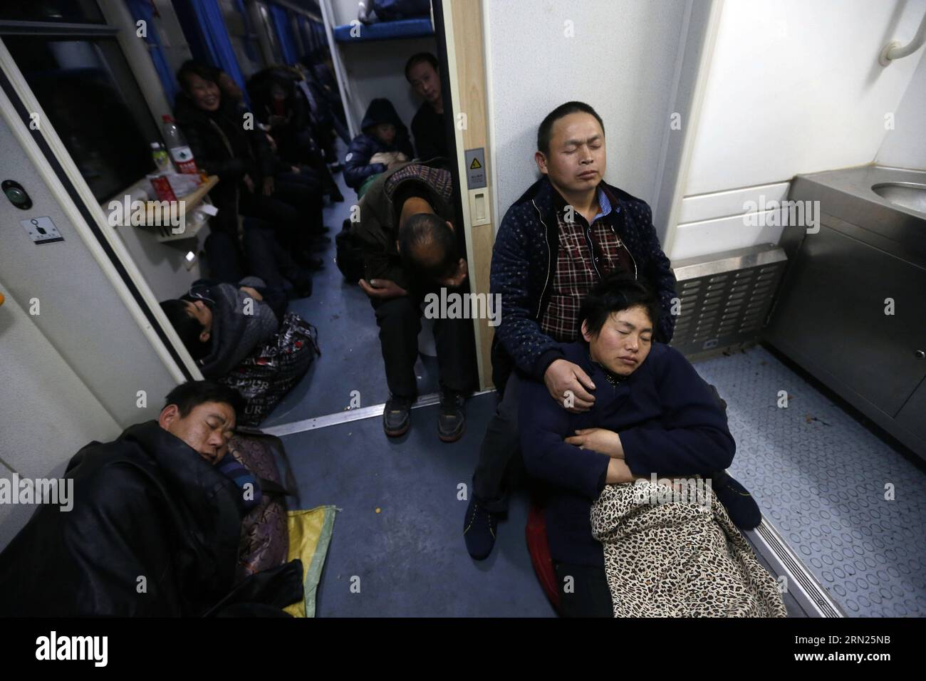 Passengers have a sleep on the ground of train 3663, which runs from east China s Shanghai to Chengdu, capital of southwest China s Sichuan Province, on Sept. 9, 2015. The Spring Festival, or the Chinese lunar New Year which starts from Feb. 19 this year, is known as the world s biggest migration, with millions of people traveling vast distances for family reunions. ) (lfj) CHINA-SPRING FESTIVAL-HOME RETURNING (CN) DingxTing PUBLICATIONxNOTxINxCHN   Passengers have a Sleep ON The Ground of Train 3663 Which runs from East China S Shanghai to Chengdu Capital of Southwest China S Sichuan Province Stock Photo