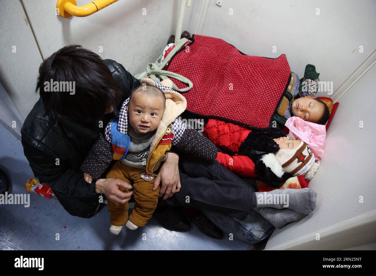 Children have a sleep on the ground of train 3663, which runs from east China s Shanghai to Chengdu, capital of southwest China s Sichuan Province, on Sept. 9, 2015. The Spring Festival, or the Chinese lunar New Year which starts from Feb. 19 this year, is known as the world s biggest migration, with millions of people traveling vast distances for family reunions. Ding Ting) (lfj) CHINA-SPRING FESTIVAL-HOME RETURNING (CN) PeixXin PUBLICATIONxNOTxINxCHN   Children have a Sleep ON The Ground of Train 3663 Which runs from East China S Shanghai to Chengdu Capital of Southwest China S Sichuan Provi Stock Photo