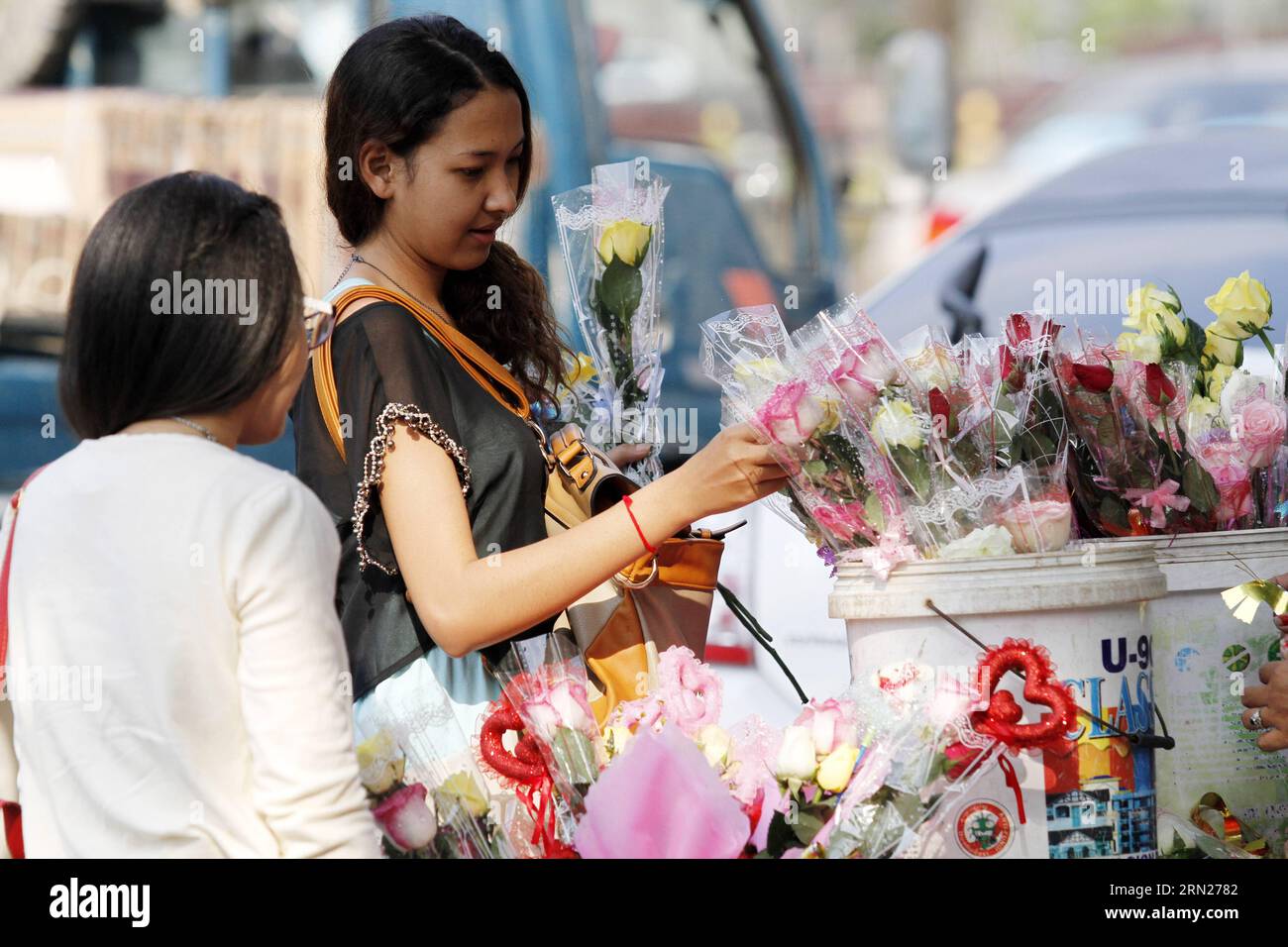 (150214) -- PHNOM PENH, Feb. 14, 2015 -- A girl buys roses at a roadside stall in Phnom Penh, Cambodia, Feb. 14, 2015, the Valentine s Day. )(bxq) CAMBODIA-PHNOM PENH-VALENTINE S DAY-FLOWER Sovannara PUBLICATIONxNOTxINxCHN   Phnom Penh Feb 14 2015 a Girl Buys Roses AT a Roadside Stable in Phnom Penh Cambodia Feb 14 2015 The Valentine S Day  Cambodia Phnom Penh Valentine S Day Flower  PUBLICATIONxNOTxINxCHN Stock Photo