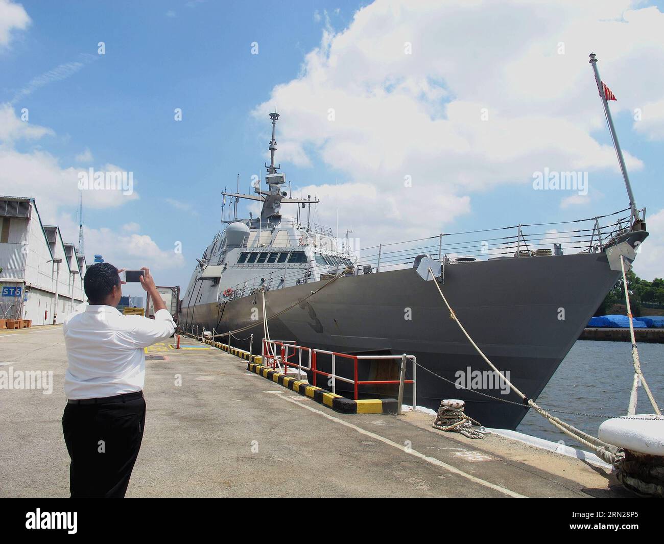 (150217)-- SINGAPORE, Feb. 17, 2015-- The image taken in Singapore shows the USS Fort Worth, one of Littoral Combat Ships, sits docked at Sembawang Wharves during a port of call in Singapore on February 17, 2015. The US Navy s littoral combat ship USS Fort Worth arrived in Singapore in January, 2015. It will be deployed to South Korea in March for the annual military excercise between the Untied States and South Korea. )(azp) SINGAPORE-SEMBAWANG WHARVES-USS FORT WORTH MaxYujie PUBLICATIONxNOTxINxCHN   Singapore Feb 17 2015 The Image Taken in Singapore Shows The USS Progress Worth One of Littor Stock Photo