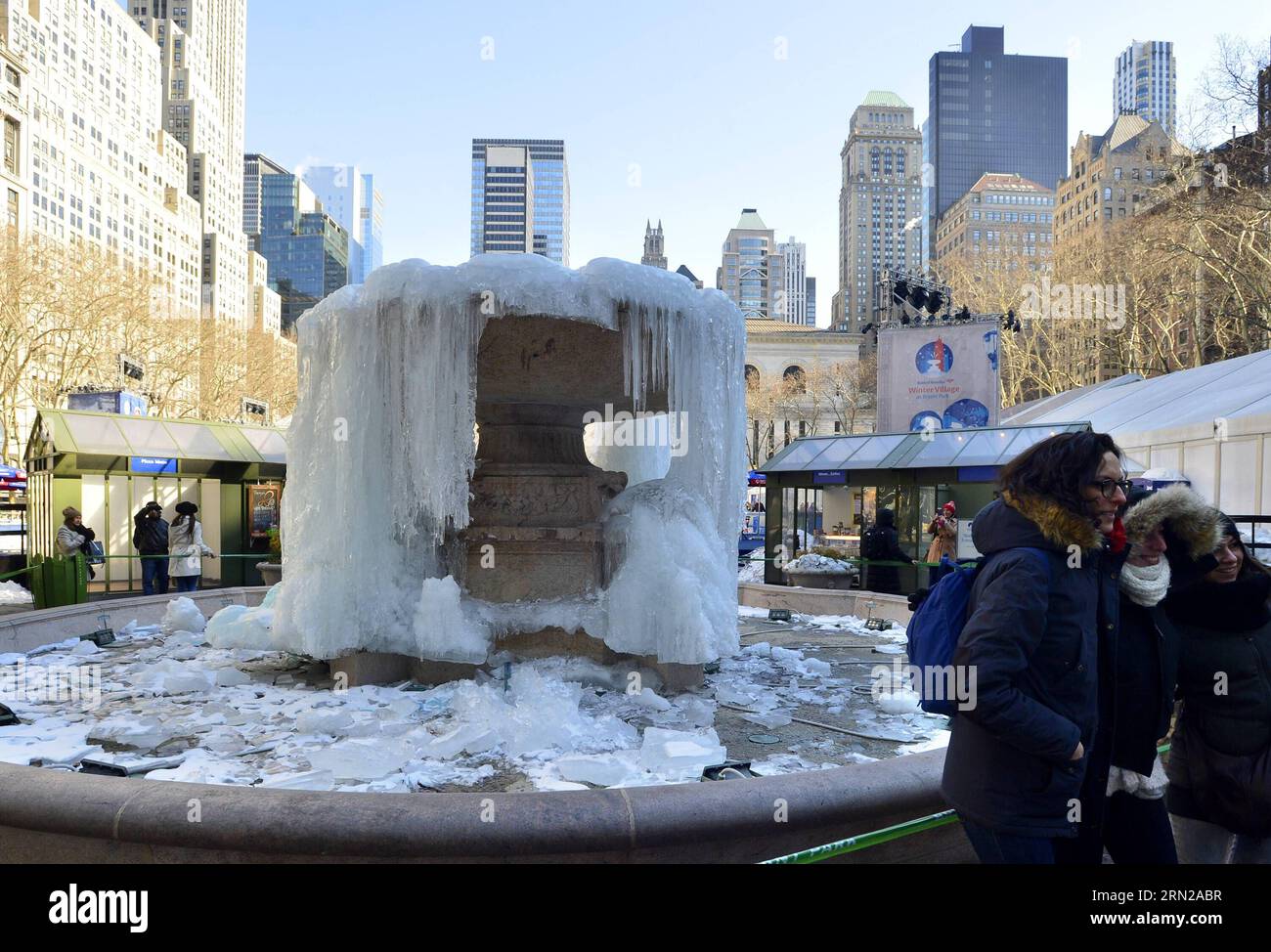 People take photos of the frozen fountain at Bryan Park, in New York City, the United States, on Feb. 20, 2015. New York City Emergency Management has issued a weather alert for dangerous cold temperatures for Feb. 20, followed by a wintry mix of snow, sleet and freezing rain. A bitterly cold chill known as the Siberian Express has enveloped much of eastern America, sending temperatures plummeting below their normal February levels to record lows in at least 100 places. ) US-NEW YORK-WEATHER-COLD WAVE WangxLei PUBLICATIONxNOTxINxCHN   Celebrities Take Photos of The Frozen Fountain AT Bryan Par Stock Photo
