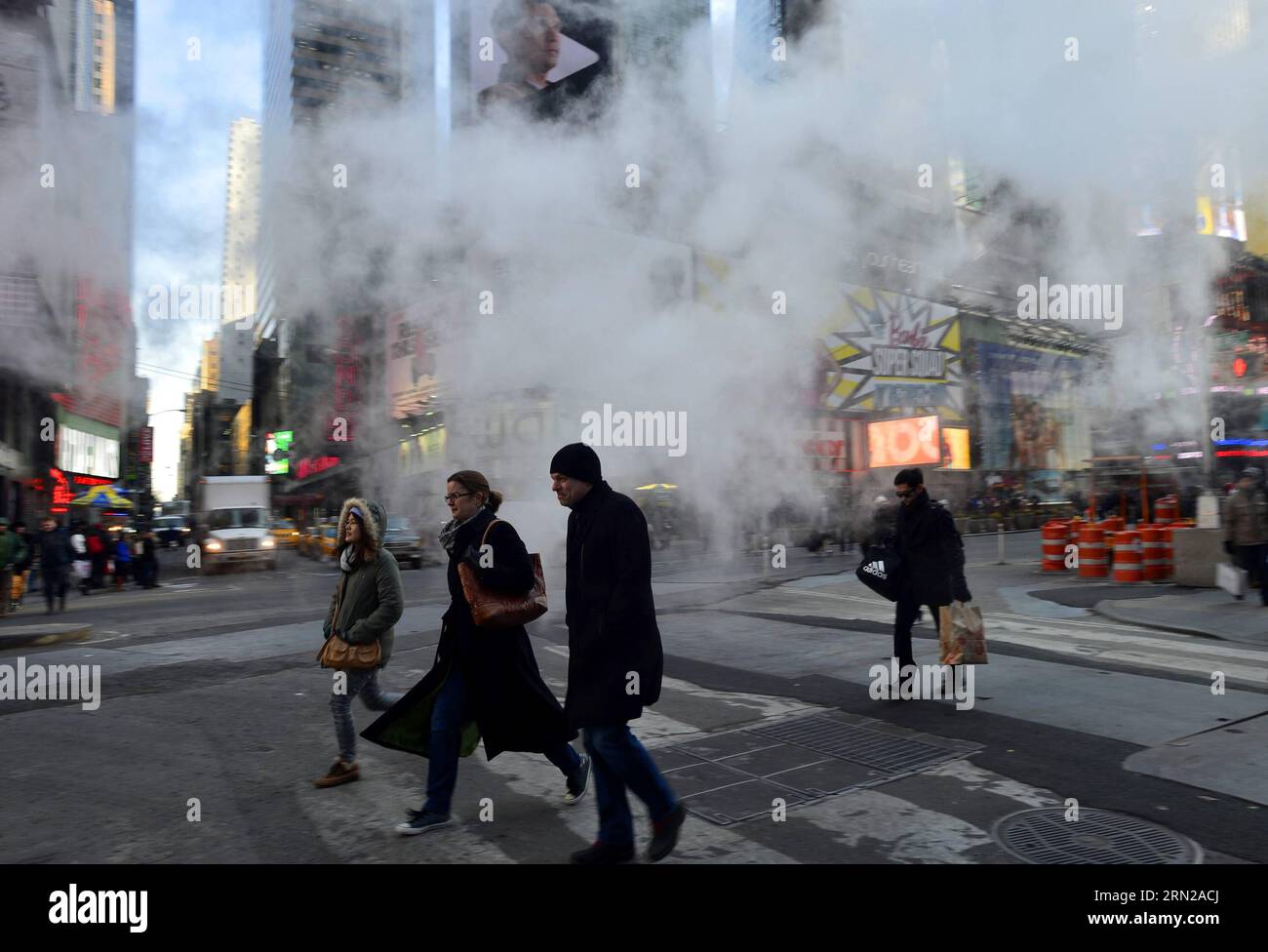 People walk in low temperatures at Times Square in New York City, the United States, on Feb. 20, 2015. New York City Emergency Management has issued a weather alert for dangerous cold temperatures for Feb. 20, followed by a wintry mix of snow, sleet and freezing rain. A bitterly cold chill known as the Siberian Express has enveloped much of eastern America, sending temperatures plummeting below their normal February levels to record lows in at least 100 places. ) US-NEW YORK-WEATHER-COLD WAVE WangxLei PUBLICATIONxNOTxINxCHN   Celebrities Walk in Low temperatures AT Times Square in New York Cit Stock Photo