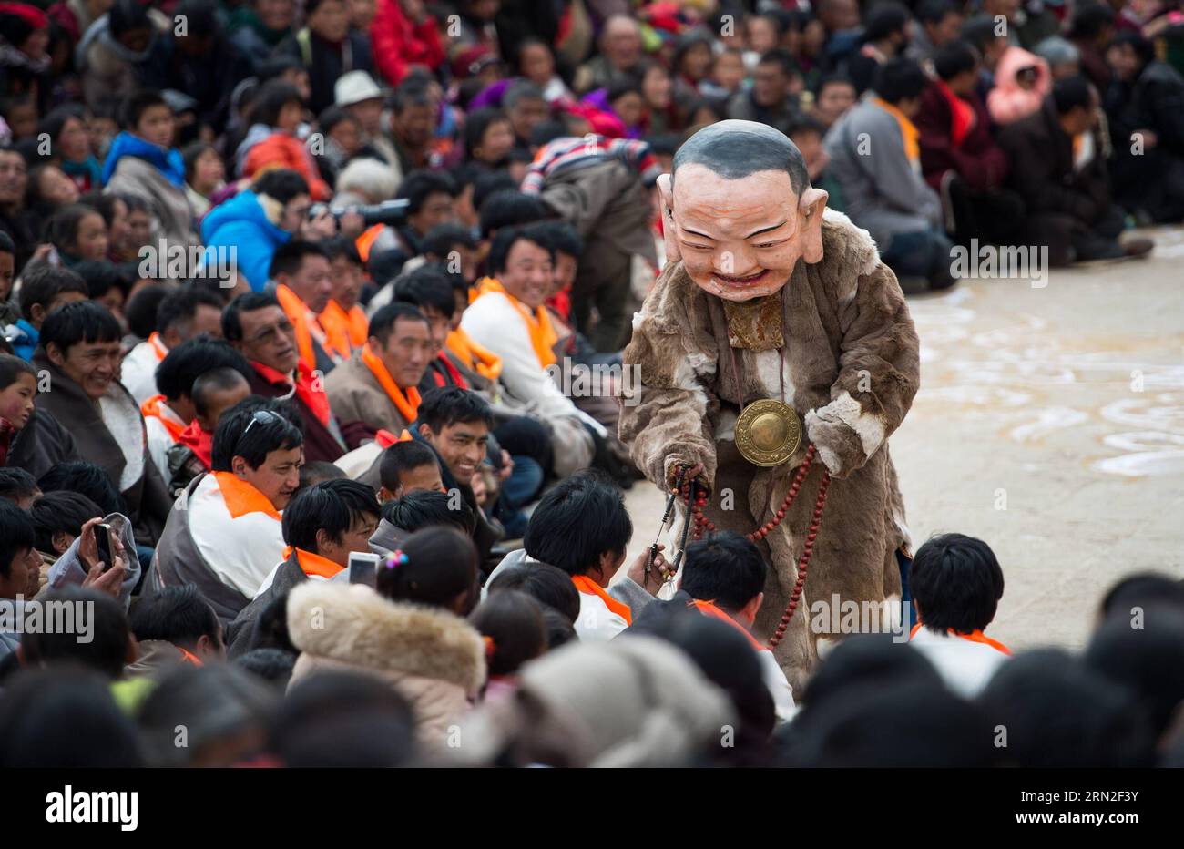 (150304) -- ZOIGE, March 4, 2015 -- A monk interacts with audience during a prayer meeting festival at the Taktsang Lhamo Monastery in Zoige County, southwest China s Sichuan Province, March 4, 2015. People of Tibetan ethnic group in Sichuan, Gansu and Qinghai gathered at the monastery to celebrate the festival Wednesday. ) (wyo) CHINA-SICHUAN-LHAMO MONASTERY-PRAYER MEETING (CN) JiangxHongjing PUBLICATIONxNOTxINxCHN   March 4 2015 a Monk interact With audience during a Prayer Meeting Festival AT The Sang stroke Lhamo monastery in  County Southwest China S Sichuan Province March 4 2015 Celebrit Stock Photo