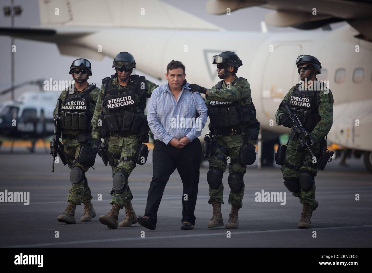 (150305) -- MEXICO CITY, March 4, 2015 -- Mexican Army personnel escort Omar Trevino Morales (C) in Mexico City, capital of Mexico, on March 4, 2015. Mexican authorities on Wednesday arrested the head of the country s northern Los Zetas drug cartel, Omar Trevino Morales. ) (jp) MEXICO-MEXICO CITY-TREVINO-ARREST PEDROxMERA PUBLICATIONxNOTxINxCHN   Mexico City March 4 2015 MEXICAN Army Personnel Escort Omar Trevino Morales C in Mexico City Capital of Mexico ON March 4 2015 MEXICAN Authorities ON Wednesday Arrested The Head of The Country S Northern Los Zetas Drug Cartel Omar Trevino Morales JP M Stock Photo