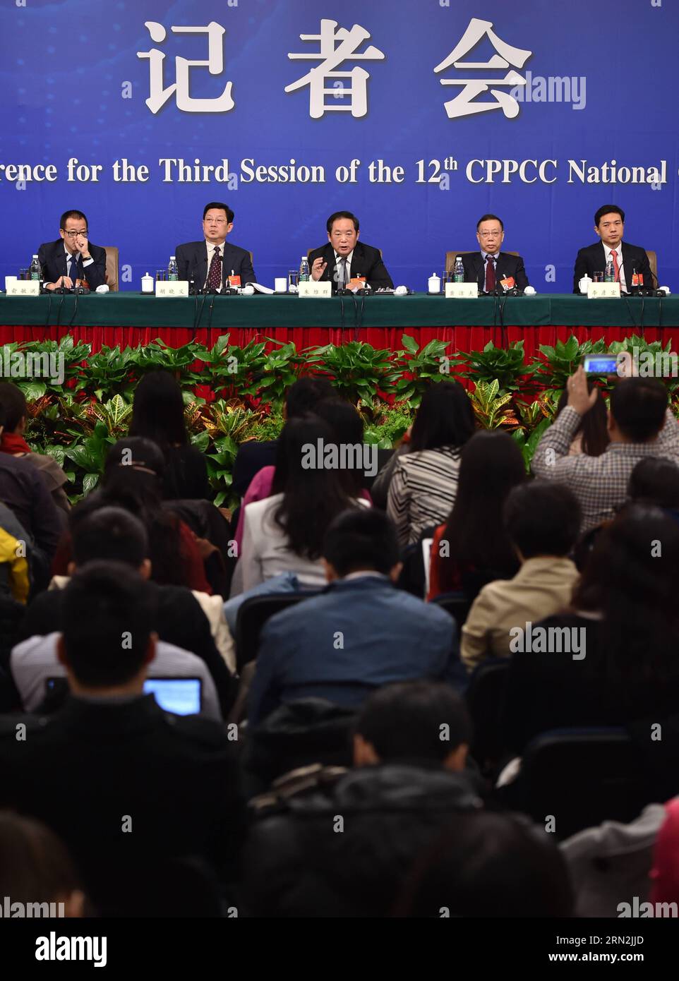 (150311) -- BEIJING, March 11, 2015 -- Zhu Weiqun(C), Huang Jiefu(2nd R), Hu Xiaoyi(2nd L), Li Yanhong(1st R), Yu Minhong(1st L), members of the 12th National Committee of the Chinese People s Political Consultative Conference (CPPCC), give a press conference during the third session of the 12th CPPCC National Committee in Beijing, capital of China, March 11, 2015. ) (yxb) (TWO SESSIONS) CHINA-BEIJING-CPPCC-PRESS CONFERENCE (CN) LixXin PUBLICATIONxNOTxINxCHN   Beijing March 11 2015 Zhu  C Huang Jiefu 2nd r HU Xiaoyi 2nd l left  1st r Yu  1st l Members of The 12th National Committee of The Chin Stock Photo