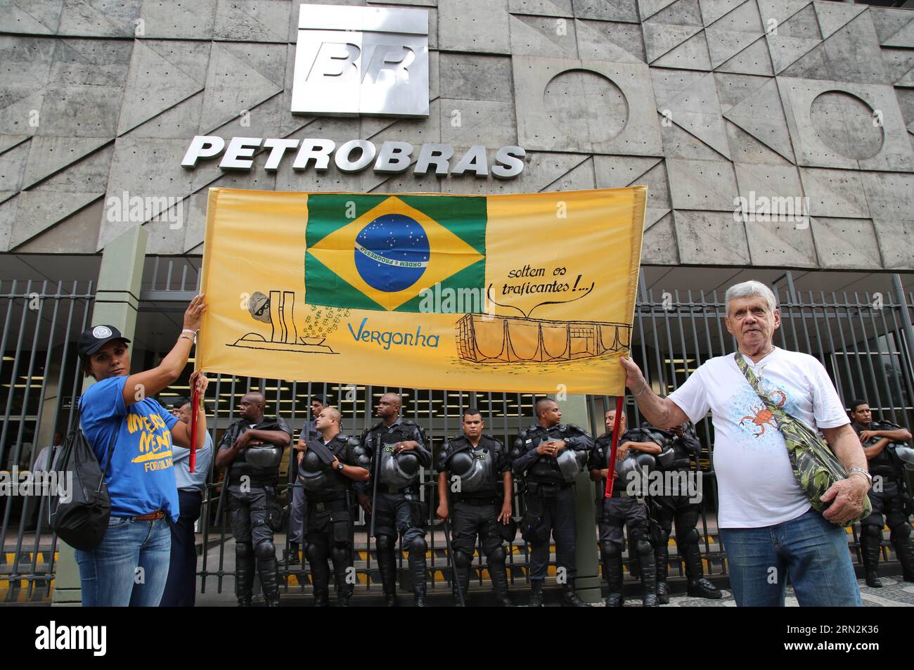 People take part in a demonstration in front of the headquarters of Petrobras in Rio de Janeiro, Brazil, on March 11, 2015. The demonstrators showed their support to the federal judge Sergio Moro, responsible of the investigations of the case Lava Jato, about the corruption in the state oil company Petrobras, according to local press. Daniel Castelo Branco/Agencia o Dia/AGENCIA ESTADO) BRAZIL OUT BRAZIL-RIO DE JANEIRO-SOCIETY-DEMONSTRATION e AE PUBLICATIONxNOTxINxCHN   Celebrities Take Part in a Demonstration in Front of The Headquarters of Petrobras in Rio de Janeiro Brazil ON March 11 2015 T Stock Photo