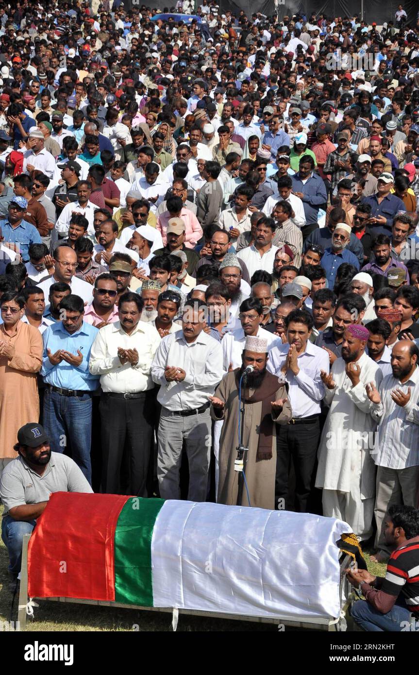 Supporters of Muttahida Qaumi Movement (MQM) and relatives attend the funeral of MQM worker Waqas Ali Shah killed in a paramilitary raid on MQM headquarters, in southern Pakistani port city of Karachi on March 12, 2015. Pakistan paramilitary troops sealed the headquarters of MQM for a thorough search of the building in the port city of Karachi early Wednesday. MQM is mainly representing the ethnic-Urdu speaking people who migrated from India after the creation of Pakistan in 1947. The MQM has a strong presence in Karachi and some urban areas in southern Sindh province. ) PAKISTAN-KARACHI-FUNER Stock Photo