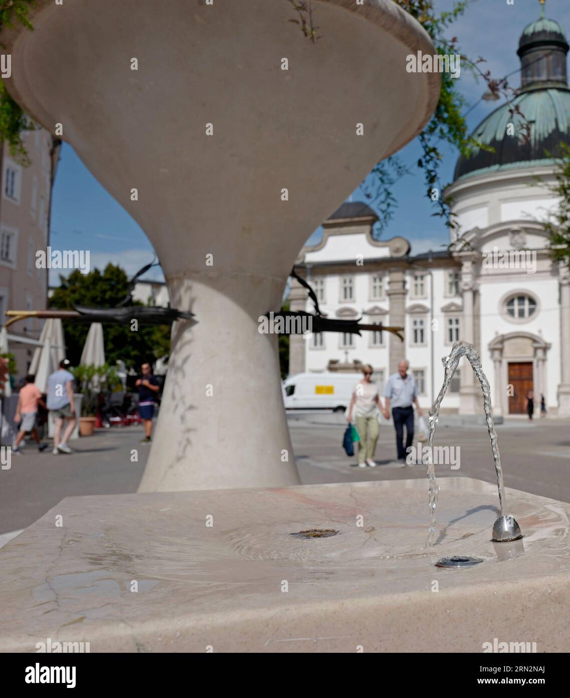 26.08.2023 Wasser Trinkbrunnen in der Innenstadt von Salzburg zur Erfrischung im Sommer Stock Photo