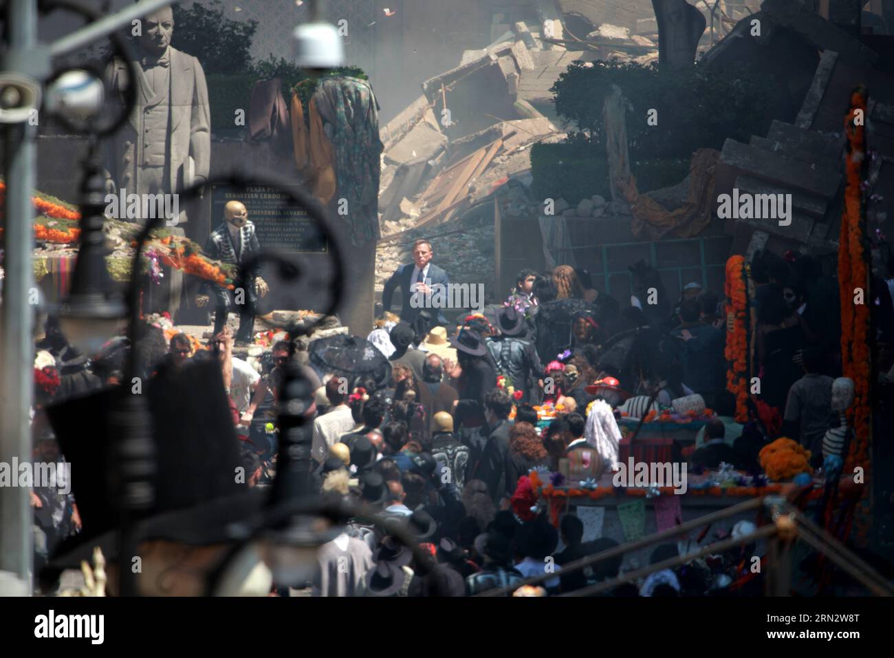 (150325) -- MEXICO CITY, March 25, 2015 -- British actor Daniel Craig (Back) runs in the shooting of new James Bond movie Spectre in downtown Mexico City, capital of Mexico, on March 25, 2015. ) (jp) MEXICO-MEXICO CITY-FILM SPECTRE SHOOTING STR PUBLICATIONxNOTxINxCHN   Mexico City March 25 2015 British Actor Daniel Craig Back runs in The Shooting of New James Bond Movie Specter in Downtown Mexico City Capital of Mexico ON March 25 2015 JP Mexico Mexico City Film Specter Shooting Str PUBLICATIONxNOTxINxCHN Stock Photo