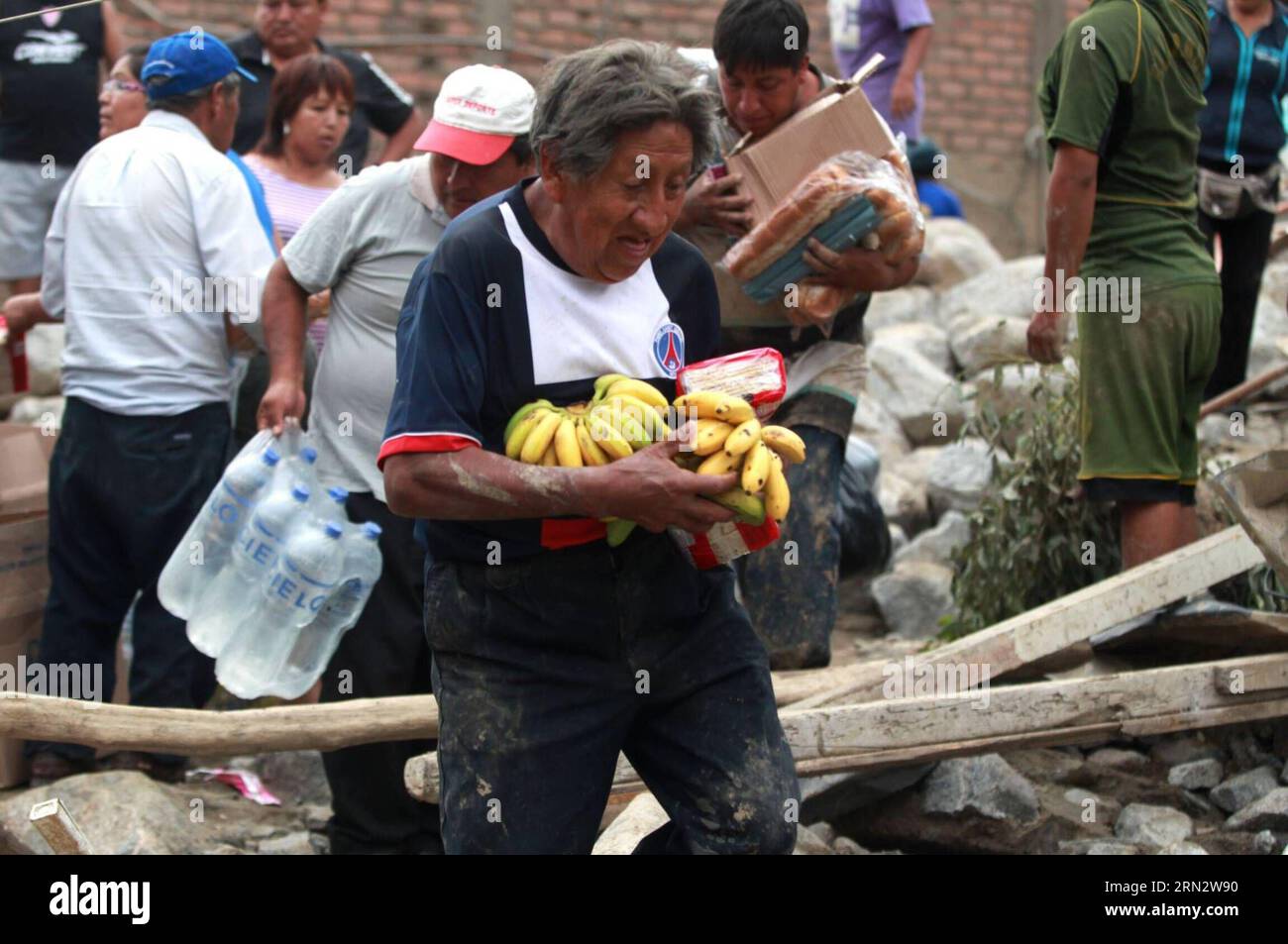 CHOSICA, March 25, 2015 -- People receive supplies after the landslides in Chosica, Peru, on March 25, 2015. At least nine people were killed and four others are still missing in Peru after a massive landslide buried parts of a town amid heavy rains on Monday, authorities said on Tuesday.Melina Mejia/) PERU-CHOSICA-LANDSLIDE ANDINA PUBLICATIONxNOTxINxCHN   March 25 2015 Celebrities receive SUPPLIES After The  in  Peru ON March 25 2015 AT least Nine Celebrities Were KILLED and Four Others are quiet Missing in Peru After a Massive landslide Buried Parts of a Town Amid Heavy Rains ON Monday Autho Stock Photo