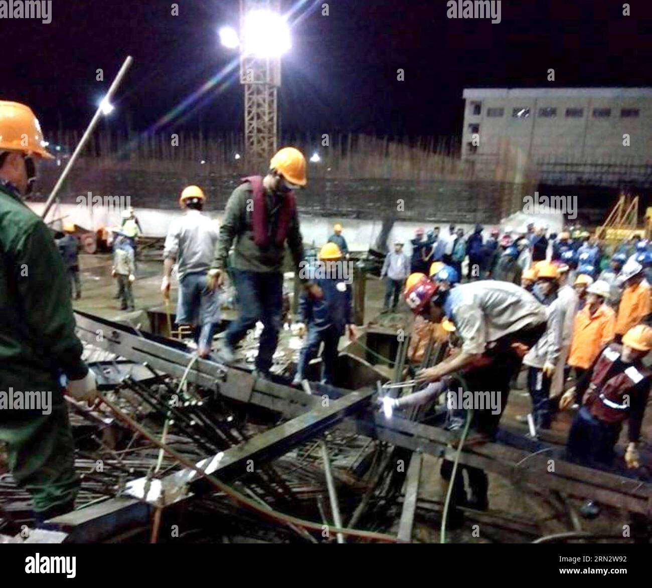 HA TINH, March 25, 2015 -- Rescuers work at the accident site in Ha Tinh Province, central Vietnam, March 25, 2015. Dozens of people were killed and injured in an incident at the construction site of Formosa Ha Tinh Steel Corporation in Ha Tinh Province. ) VIETNAM-HA TINH-ACCIDENT VNA PUBLICATIONxNOTxINxCHN   Ha Tinh March 25 2015 Rescue Work AT The accident Site in Ha Tinh Province Central Vietnam March 25 2015 Dozens of Celebrities Were KILLED and Injured in to INCIDENT AT The Construction Site of Formosa Ha Tinh Steel Corporation in Ha Tinh Province Vietnam Ha Tinh accident VNA PUBLICATIONx Stock Photo