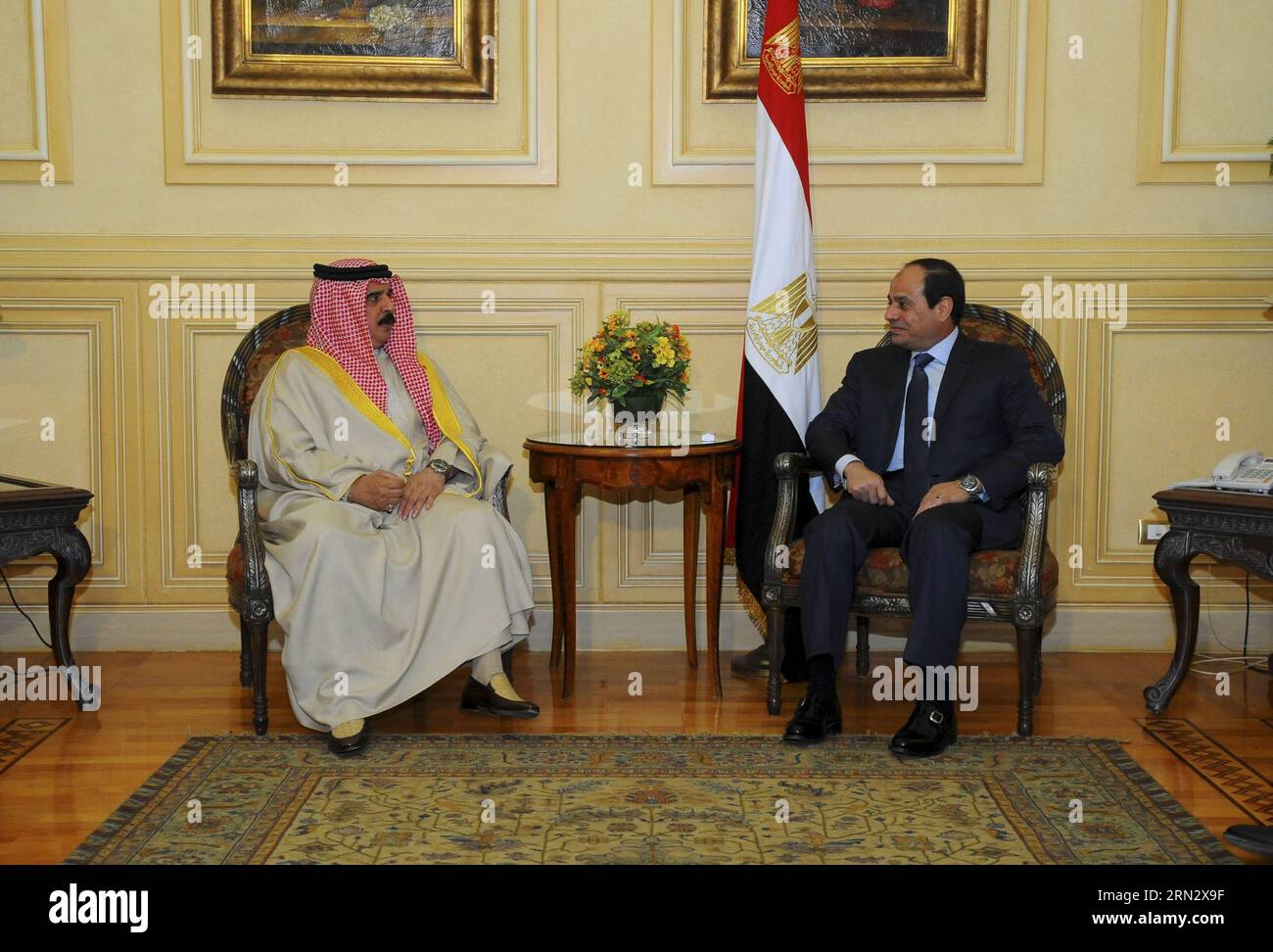 (150327) -- SHARM EL-SHEIKH, March 27, 2015 -- The handout photo from Egypt s state-run news agency shows Egyptian President Abdel-Fattah al-Sisi (R) meeting with Yemeni President Abd-Rabbo Mansour Hadi in Sharm El-Sheikh, Egypt, March 27, 2015. Yemeni President Abd-Rabbo Mansour Hadi arrived in Sharm El-Sheikh on Friday to attend a two-day Arab League Summit, the Egyptian state TV reported. ) EGYPT-ARAB LEAGUE-SUMMIT-YEMEN-HADI-ARRIVAL MENA PUBLICATIONxNOTxINxCHN   Sharm El Sheikh March 27 2015 The handout Photo from Egypt S State Run News Agency Shows Egyptian President Abdel Fattah Al Sisi Stock Photo
