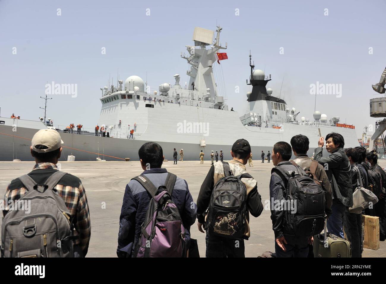 (150330) -- AL-HODAYDA(YEMEN), March 30, 2015 -- Chinese citizens wait to get on the a navy frigate to leave Yemen, in the al-Hodayda port in western Yemen, on March 30, 2015. Four hundred and forty-nine Chinese nationals left the Yemeni coastal city of Al-Hodayda on Monday aboard a Chinese navy frigate. On Sunday, 122 other Chinese nationals were evacuated from the Yemeni city of Aden and have already arrived in Djibouti. ) YEMEN-AL-HODAYDA-CHINESE CITIZENS-WITHDRAW HanixAli PUBLICATIONxNOTxINxCHN   Al  Yemen March 30 2015 Chinese Citizens Wait to Get ON The a Navy Frigate to Leave Yemen in T Stock Photo
