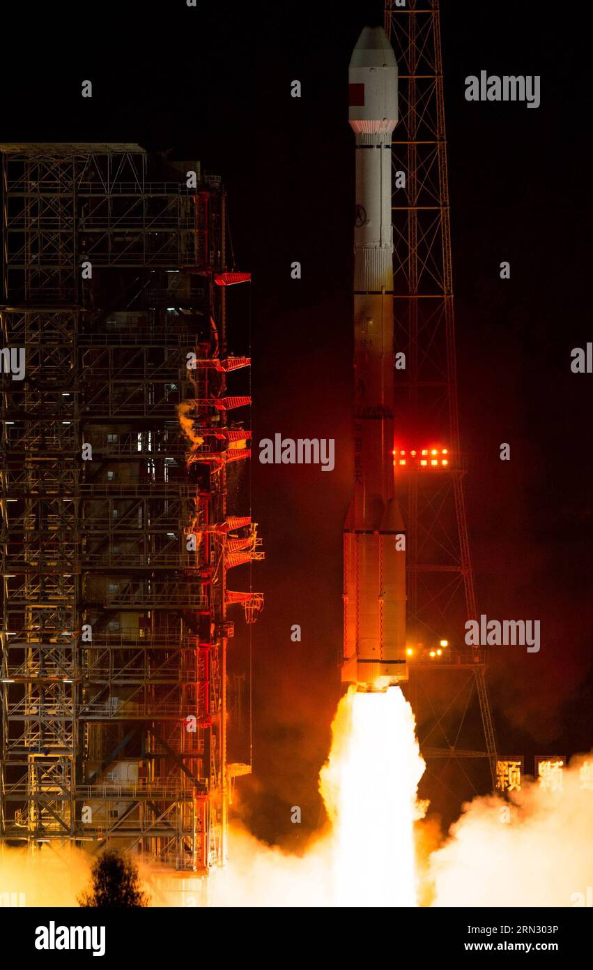 TECHNIK UND WISSENSCHAFT Rakete startet mit chinesischem GPS-Konkurrenzsatellit A Long March3C rocket carrying a newgeneration satellite for the BeiDou Navigation Satellite System BDS blasts off from the Xichang Satellite Launch Center in southwest China s Sichuan Province, March 30, 2015. China launched a newgeneration satellite into space for its indigenous global navigation and positioning network at 952 p.m. Beijing Time Monday. It is the 17th satellite for the BDS. The launch marked the beginning of expanding the regional BDS to global coverage. wyo CHINAXICHANGSATELLITELAUNCH CN BaixYu P Stock Photo