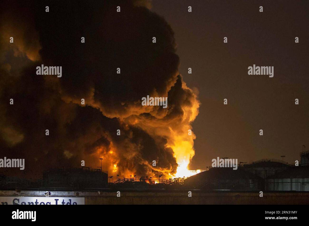 Smoke rise during a fire in a fuel tank storage facility in Santos, Sao Paulo state, Brazil, on April 2, 2015. A big fire affected a tank storage facility in Brazil s port of Santos, after an explosion in one of the tank whose causes have not yet been clarified. Marcelo Goncalves/AGENCIA ESTADO) BRAZIL-SAO PAULO-ACCIDENT-FIRE AE PUBLICATIONxNOTxINxCHN   Smoke Rise during a Fire in a Fuel Tank Storage Facility in Santos Sao Paulo State Brazil ON April 2 2015 a Big Fire Affected a Tank Storage Facility in Brazil S Port of Santos After to Explosion in One of The Tank whose Causes have Not yet bee Stock Photo