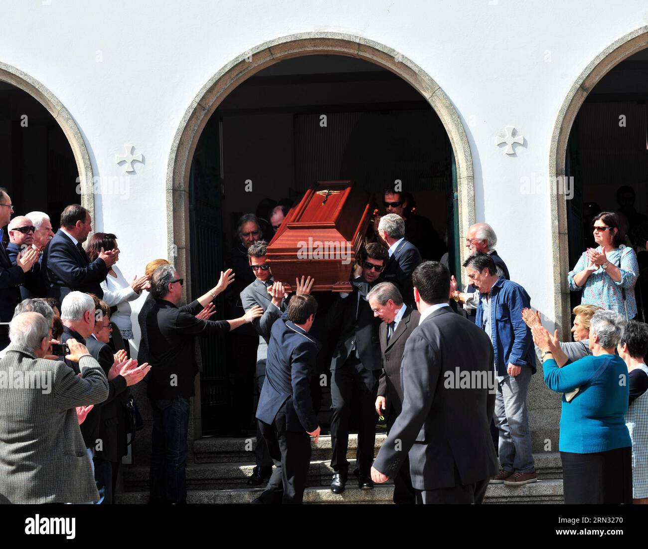 Pallbearers carry the coffin of Portuguese filmmaker Manoel de Oliveira during a funeral in Porto, Portugal, on April 3, 2015. Portuguese filmmaker Manoel de Oliveira died on Thursday aged 106. The filmmaker made over 50 films in his career which began in 1931. ) (zcc) PORTUGAL-PORTO-FUNERAL-OLIVEIRA ZhangxLiyun PUBLICATIONxNOTxINxCHN   Pallbearers Carry The Coffin of PORTUGUESE Filmmaker Manoel de Oliveira during a Funeral in Porto Portugal ON April 3 2015 PORTUGUESE Filmmaker Manoel de Oliveira died ON Thursday Aged 106 The Filmmaker Made Over 50 Films in His Career Which began in 1931 ZCC P Stock Photo