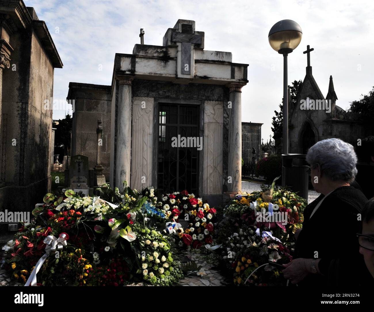 An old woman mourns at the tomb of Portuguese filmmaker Manoel de Oliveira in Porto, Portugal, on April 3, 2015. Portuguese filmmaker Manoel de Oliveira died on Thursday aged 106. The filmmaker made over 50 films in his career which began in 1931. ) (zcc) PORTUGAL-PORTO-FUNERAL-OLIVEIRA ZhangxLiyun PUBLICATIONxNOTxINxCHN   to Old Woman  AT The Tomb of PORTUGUESE Filmmaker Manoel de Oliveira in Porto Portugal ON April 3 2015 PORTUGUESE Filmmaker Manoel de Oliveira died ON Thursday Aged 106 The Filmmaker Made Over 50 Films in His Career Which began in 1931 ZCC Portugal Porto Funeral Oliveira  PU Stock Photo
