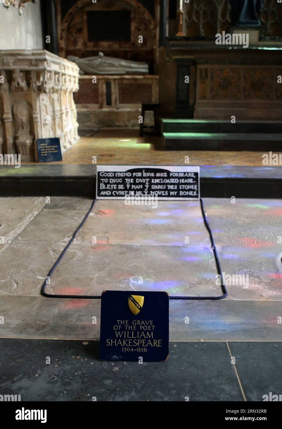 Photo taken on March 24, 2015 shows William Shakespeare s grave inside the Holy Trinity Church in Stratford-upon-Avon, Britain. Holy Trinity Church is famed for being the church where William Shakespeare was both baptised and buried. ) BRITAIN-STRATFORD-UPON-AVON-WILLIAM SHAKESPEARE-GRAVE HanxYan PUBLICATIONxNOTxINxCHN   Photo Taken ON March 24 2015 Shows William Shakespeare S Grave Inside The Holy Trinity Church in Stratford UPON Avon Britain Holy Trinity Church IS famed for Being The Church Where William Shakespeare what Both baptized and Buried Britain Stratford UPON Avon William Shakespear Stock Photo